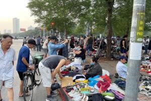 Lấn chiếm vỉa hè, lòng đường để kinh doanh đồ cũ