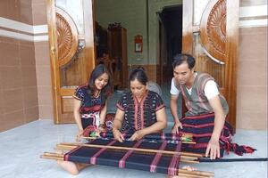 Đồng bào Tà Ôi giữ nghề dệt zèng