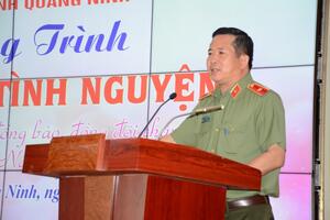 Quảng Ninh: Thiếu tướng Đinh Văn Nơi cùng hơn 200 cán bộ, chiến sĩ tham gia hiến máu tình nguyện