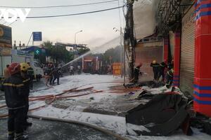 Cháy lớn thiêu rụi cửa hàng bán xe máy ở Bình Dương