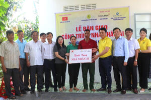 Trao tặng nhà nhân ái cho người dân có hoàn cảnh khó khăn tại huyện Cư Kuin