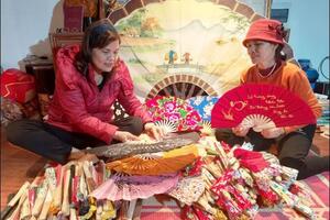 Người giữ "hồn" làng nghề quạt giấy Chàng Sơn