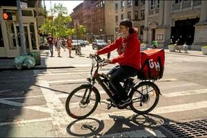 New York áp dụng mức lương tối thiểu đối với nhân viên giao đồ ăn