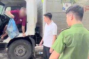 Thừa Thiên Huế: Phát hiện pháo, hàng nhập lậu trên ô tô
