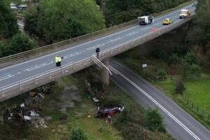 Tin nóng thế giới 24h: Ô tô lao khỏi cầu trong bão; Cô gái phải ngồi xe lăn do hít khí cười