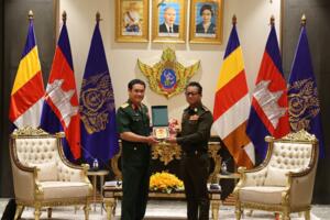 Thượng tướng Vũ Hải Sản đến chào xã giao Bộ trưởng Bộ Quốc phòng Campuchia