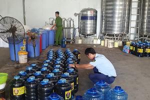 Hưng Yên: Buộc tiêu hủy gần 7.000 lít rượu không đảm bảo chất lượng