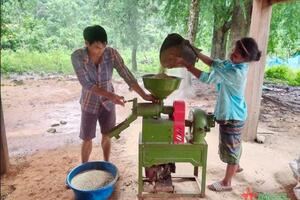 Người Vân Kiều bắt nhịp với “Tiếng máy vùng biên”