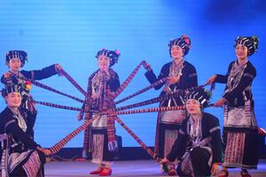 Nét đẹp trang phục người Lự