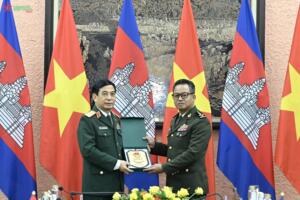 Đại tướng Phan Văn Giang hội đàm với Phó thủ tướng, Bộ trưởng Bộ Quốc phòng Campuchia