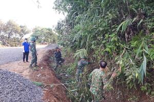 Trung đoàn 720 giúp dân tu sửa đường giao thông