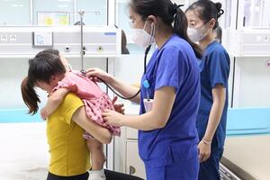 Kịp thời gắp đinh vít sắc nhọn trong bụng bé gái 2 tuổi