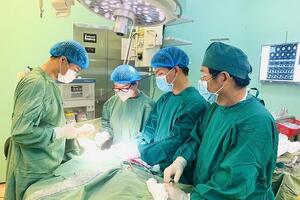 Đốt pháo tự chế, nam sinh lớp 6 bị thủy tinh găm vào người