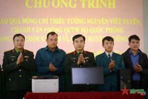 Bộ Chỉ huy Quân sự tỉnh Điện Biên trao quà tặng đơn vị quân đội, phụ nữ nghèo Mường Nhé