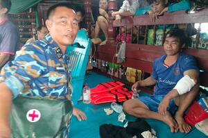 Vùng 2 Hải quân cấp cứu ngư dân bị cá cắn rách tay trên biển