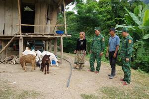 Bộ đội Biên phòng giúp dân thoát nghèo