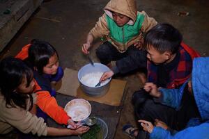 Nhọc nhằn bám chữ dưới chân núi Pha Luông - Bài 2: 4 mùa “tự lập” nuôi hoài bão lớn