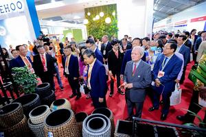 Nhà mua hàng quốc tế thích thú tìm hiểu sản phẩm gỗ Việt tại VIFA EXPO 2024