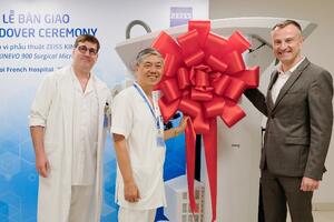 Bệnh viện Việt Pháp Hà Nội trang bị kính vi phẫu ZEISS KINEVO 900