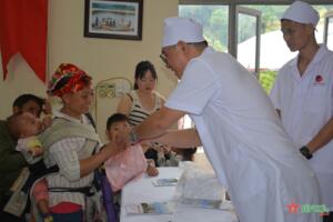 Khám bệnh, cấp thuốc miễn phí cho nhân dân vùng biên giới Bát Xát, Lào Cai