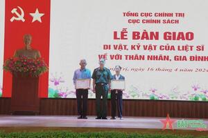 Bàn giao di vật, kỷ vật của liệt sĩ về với thân nhân, gia đình tại tỉnh Quảng Trị