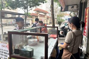 Nỗi lo quà vặt bủa vây cổng trường