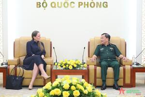 Thượng tướng Hoàng Xuân Chiến tiếp Giám đốc điều hành Viện Nghiên cứu chiến lược quốc tế