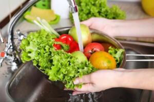 Thực phẩm nào dễ gây ngộ độc trong thời tiết nắng nóng?