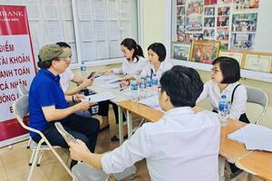 Đẩy mạnh chi trả lương hưu qua thẻ ATM