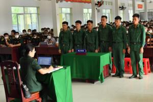 Hình thức kỷ luật đối với hành vi hành hung đồng đội được quy định như thế nào?