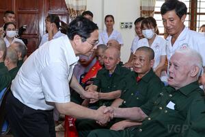 Trình Chủ tịch nước tặng quà người có công dịp kỷ niệm 77 năm Ngày Thương binh - Liệt sĩ