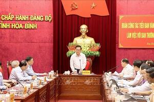 Đoàn công tác Tiểu ban Văn kiện Đại hội XIV của Đảng làm việc với Ban Thường vụ Tỉnh ủy Hòa Bình