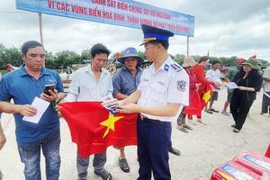 Bộ tư lệnh Vùng Cảnh sát biển 3 đồng hành với ngư dân thị xã Duyên Hải, tỉnh Trà Vinh