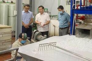 Nguy hiểm rình rập từ nước đá không đảm bảo