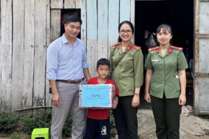 Huyện Lắk: Đoàn thanh niên và Hội Phụ nữ Công an huyện nhận nuôi một học sinh có hoàn cảnh khó khăn