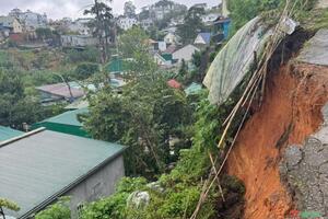 Di dời khẩn cấp 5 hộ dân do sạt lở đất tại Đà Lạt