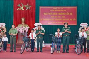 Công ty 715 phối hợp trao 10 chiếc xe đạp tặng các em học sinh