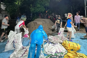 Vĩnh Tường (Vĩnh Phúc): Người dân chủ động chống lũ và gói bánh chưng chia sẻ với người dân vùng lũ