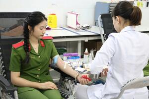 Công an Hà Nội hiến máu cứu người dân Làng Nủ