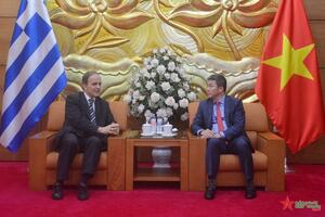 Trao Kỷ niệm chương tặng Đại sứ Hy Lạp tại Việt Nam