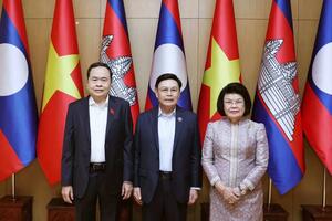 Ba Chủ tịch Quốc hội Việt Nam - Lào - Campuchia ăn sáng làm việc