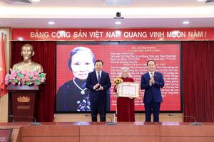 Chủ tịch HĐND TP Hà Nội trao Huy hiệu Đảng tại quận Đống Đa