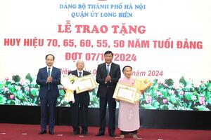 351 đảng viên quận Long Biên nhận Huy hiệu Đảng đợt 7/11