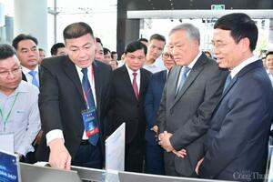 Phó Thủ tướng Thường trực Nguyễn Hòa Bình dự Diễn đàn Quốc gia phát triển Kinh tế số và Xã hội số