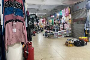 Thị trường thời trang cuối năm ‘ế ẩm’, tiểu thương ‘chật vật’ tìm khách