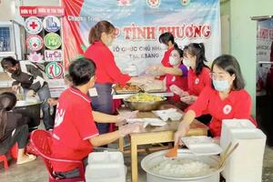 Gia Lai: Ấm lòng những suất cơm miễn phí đến với bệnh nhân nghèo