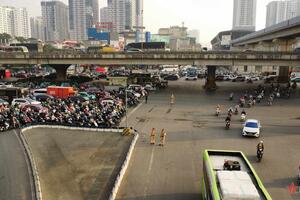 Hà Nội tăng cường xử lý xe máy vượt đèn đỏ, đi ngược chiều