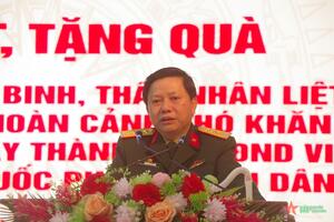 Bộ CHQS tỉnh Quảng Trị tặng quà quân nhân là thương binh, thân nhân liệt sĩ 