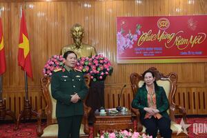 Đại tướng Nguyễn Tân Cương thăm, tặng quà tại Hà Nam