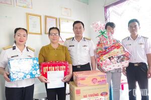 Lữ đoàn 171 trao quà tết tặng con ngư dân được nhận đỡ đầu